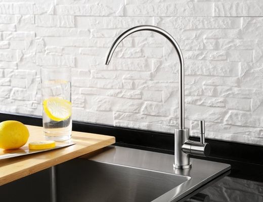Отполированные почищенные щеткой Faucets кухни нержавеющей стали не легкие для того чтобы заржаветь длинная жизнь