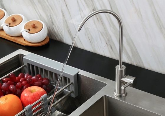 Почищенные щеткой OEM Faucets кухни нержавеющей стали горячие и Faucet холодной воды для кухни